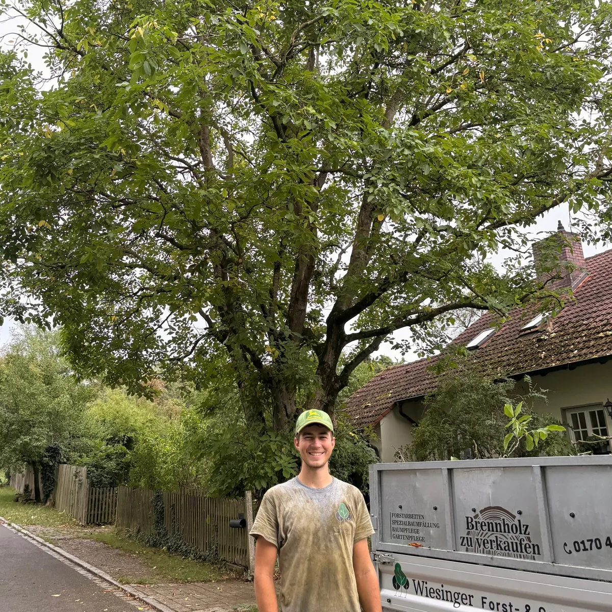 Yannic Wiesinger vor dem Firmenanhänger